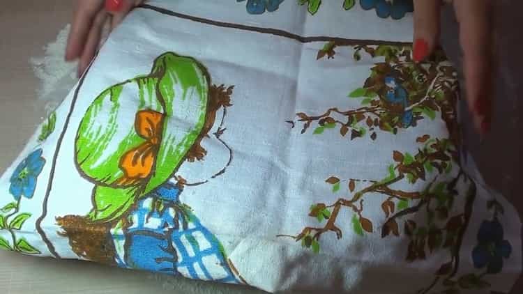 Pentru a găti plăcinte cu cârnați, lăsați aluatul să stea în picioare