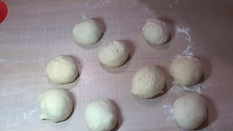 Pentru a face plăcinte cu cârnați, împărțiți aluatul