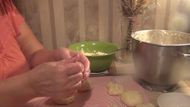 Teilen Sie den Teig, um Kuchen mit Hüttenkäse zu backen