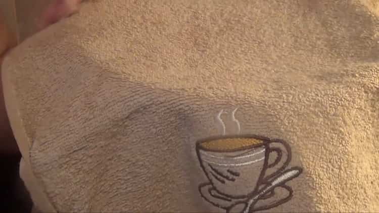 Lassen Sie den Teig stehen, um mit Hüttenkäse Kuchen zu backen