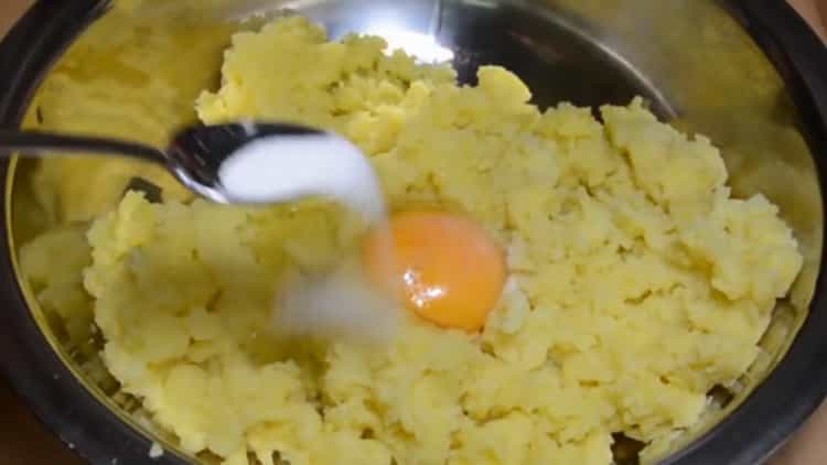 Pakuluan ang patatas upang makagawa ng mga mince pie