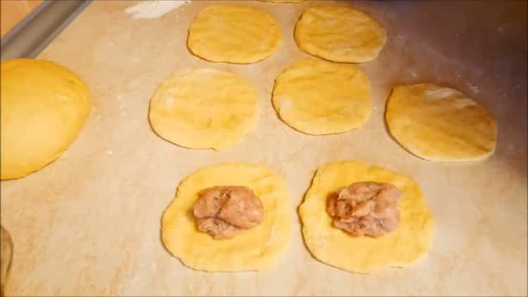 За да направите питки с кайма във фурната, сложете пълнежа върху тестото
