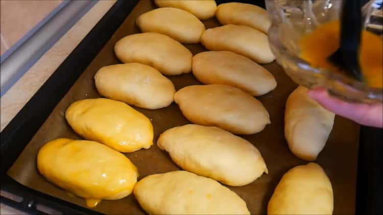 За да направите панирани кайма във фурната, намажете тестото с яйце