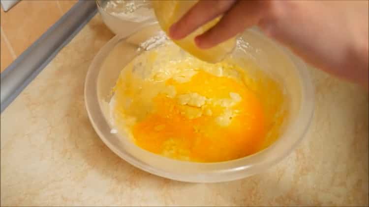 Омесете тестото, за да направите панирани кайма във фурната