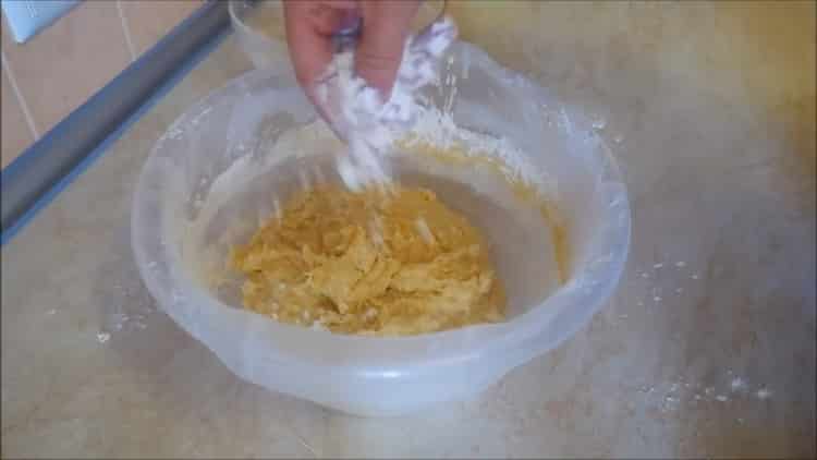 За да направите ябълкови пайове във фурната, омесете тестото