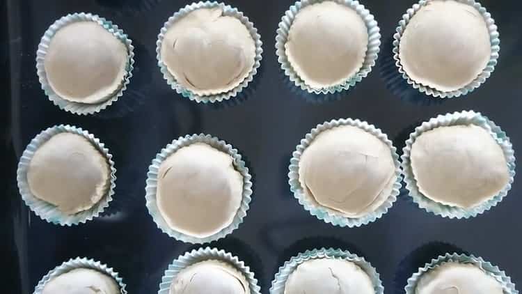 Chcete-li vyrobit z listového pečiva koláče, vložte těsto do formy