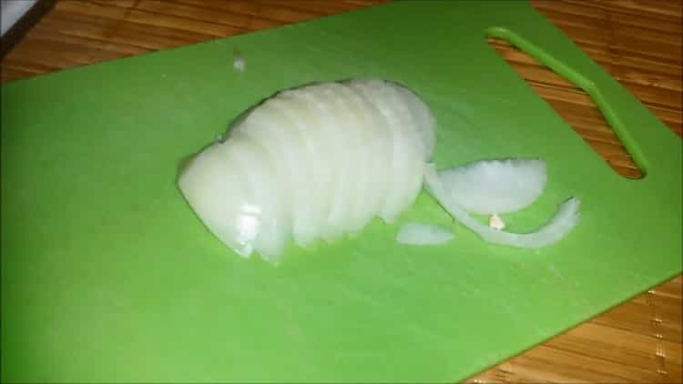 Upang makagawa ng pizza na may sausage at keso, i-chop ang sibuyas