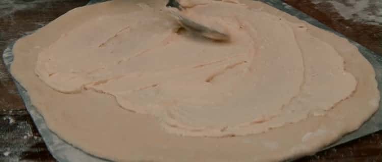 Pentru pizza cu creveți, ungeți aluatul cu sos