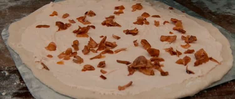 Adăugați usturoiul pentru a face pizza cu creveți