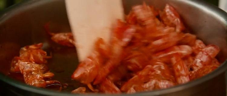 Prăjiți armuraria pentru a face pizza cu creveți