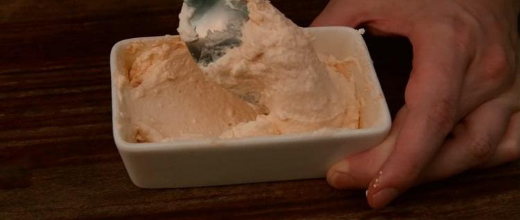 Pentru a face pizza cu creveți, faceți sosul