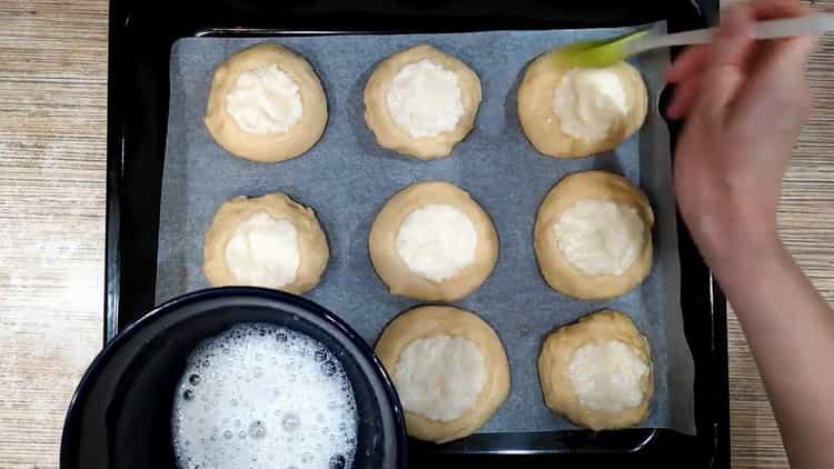 Pentru a face chifle cu crenguță, ungeți aluatul cu un ou