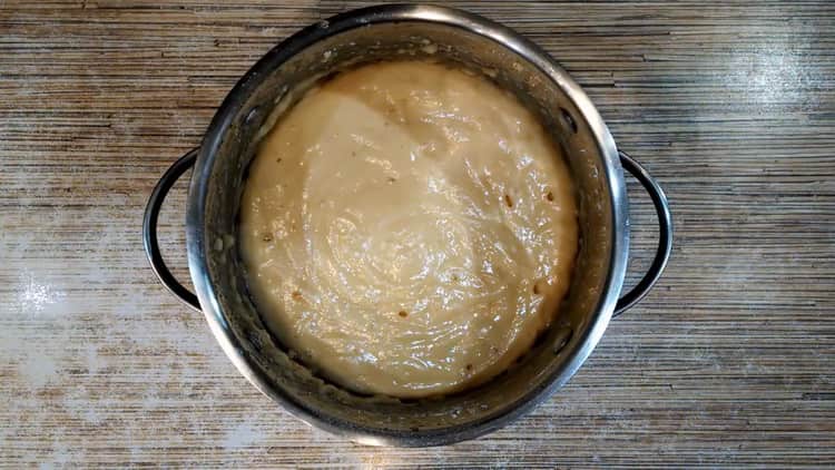 Pentru a face chifle cu torsă, frământați aluatul