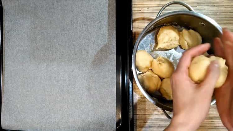 Pentru a pregăti chiflele cu sfoară, pregătiți o foaie de copt