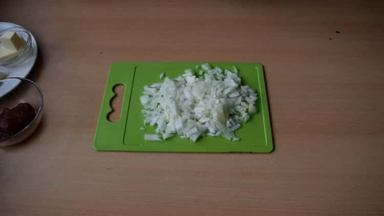 За да направите сос, нарязайте лука
