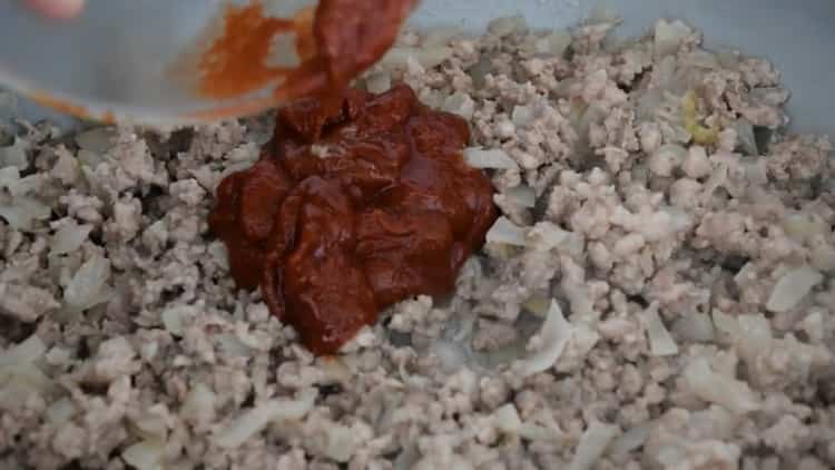 Добавете доматено пюре, за да направите сос