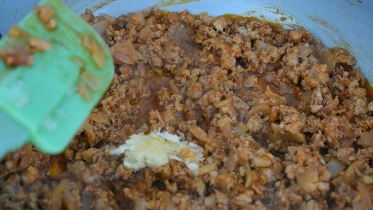 Добавете чесъна, за да направите соса