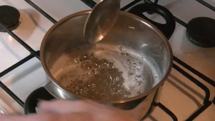 Pentru a amesteca rulourile de fondant, amestecați ingredientele.