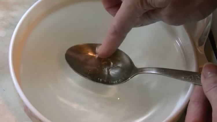 Pentru a pregăti fudge pentru chifle, pregătiți adăugați apă rece