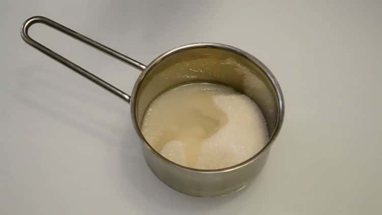 Pentru a prepara fudge pentru tortul de Paște, fierbeți ingredientele