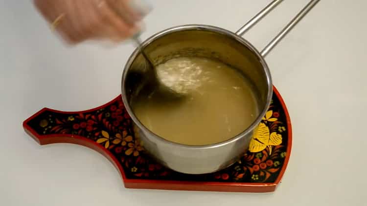 Răciți ingredientele pentru a face fondant pentru tortul de Paște