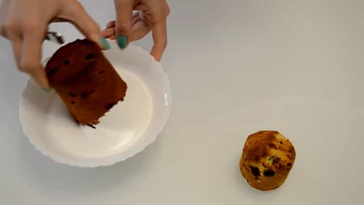 Pune fudge de tort pe cupcake