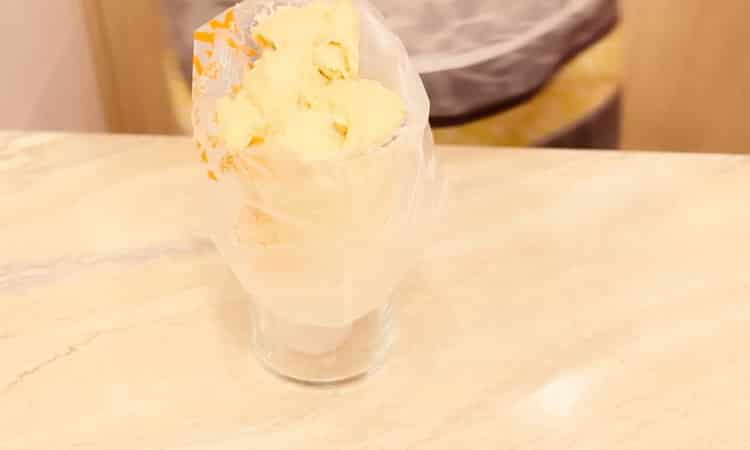 Para hacer rosquillas en el horno, pon la masa en una bolsa