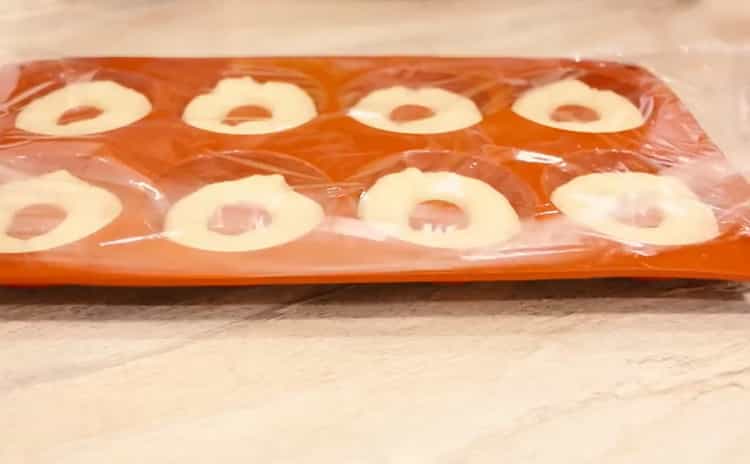 Para hacer rosquillas en el horno, cubra la sartén