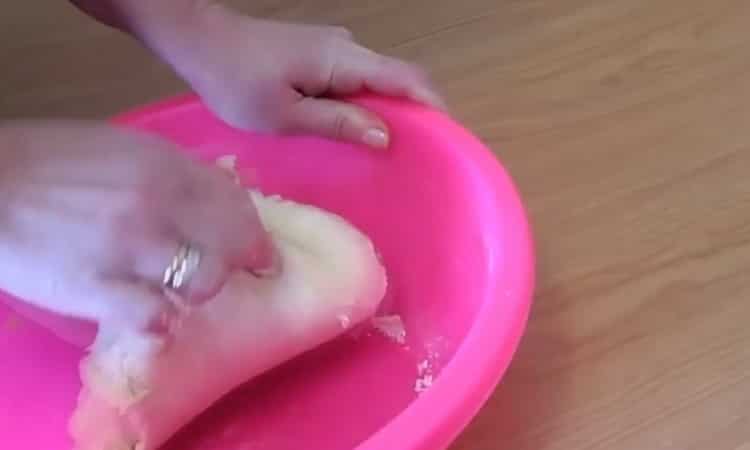 Para hacer rosquillas, amasa la masa