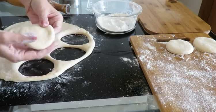 Para hacer donas con relleno, exprima los formularios