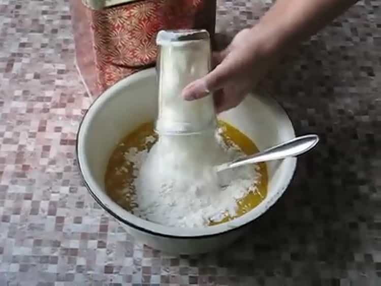 Pag-ayos ng harina upang makagawa ng isang sariwang pastry para sa mga pie