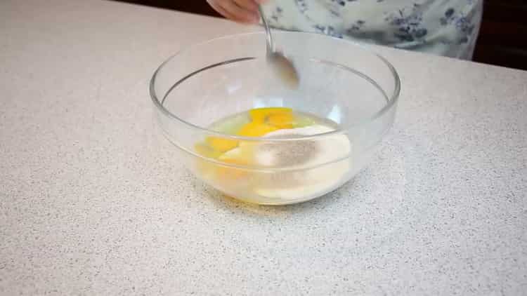 Forbered en ingrediens ved at lave en simpel cupcake