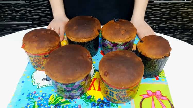 Para fazer um simples bolo de Páscoa, prepare bolos