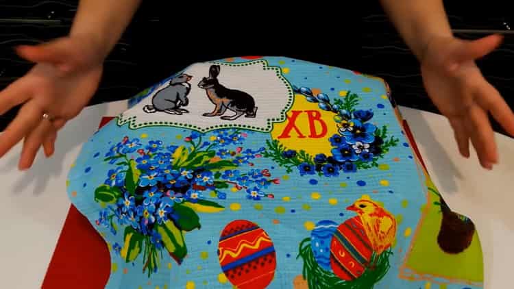 Para fazer um simples bolo de Páscoa, cubra a massa