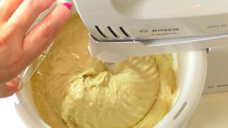 ללוש את הבצק ללחמניות פשוטות.