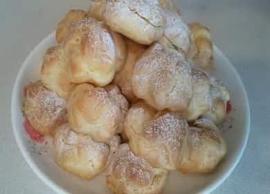 Profiteroles med vaniljsås enligt ett steg för steg-recept med foton