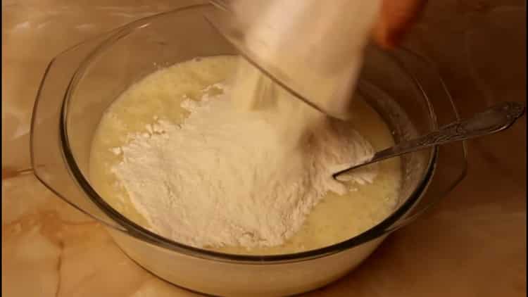 Untuk membuat ladu kefir, tambahkan tepung