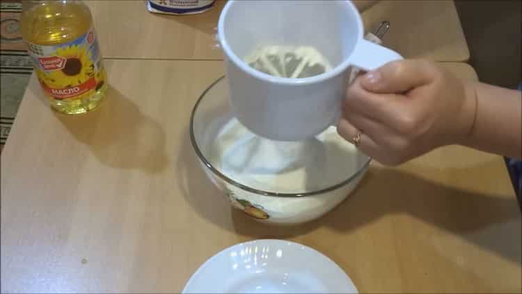 Para hacer una dona frita de kéfir, tamizar la harina