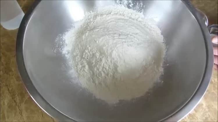 De acordo com a receita, prepare os ingredientes para cozinhar pão branco no forno