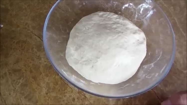 De acordo com a receita, para fazer pão branco no forno, amasse a massa