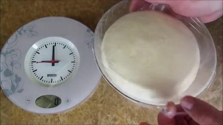De acordo com a receita, para cozinhar pão branco no forno, deixe a massa descansar