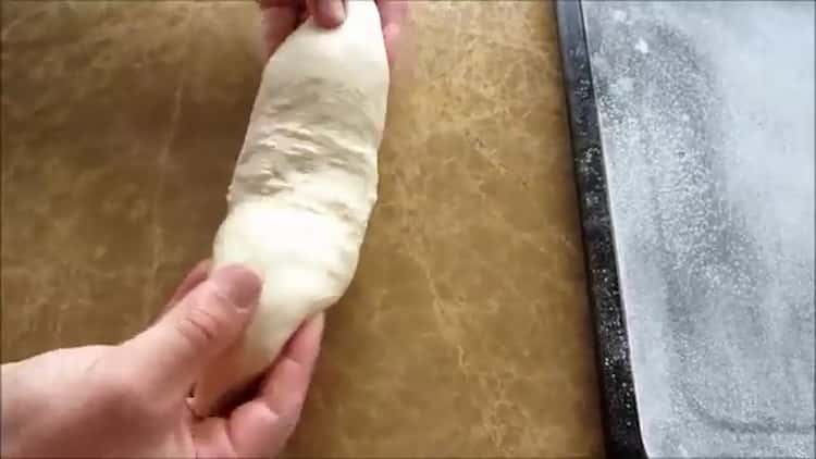 De acordo com a receita, para preparar pão branco no forno, prepare uma assadeira