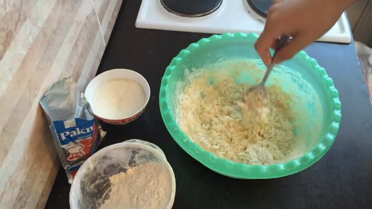 За да смесите захарни кифлички, смесете съставките.