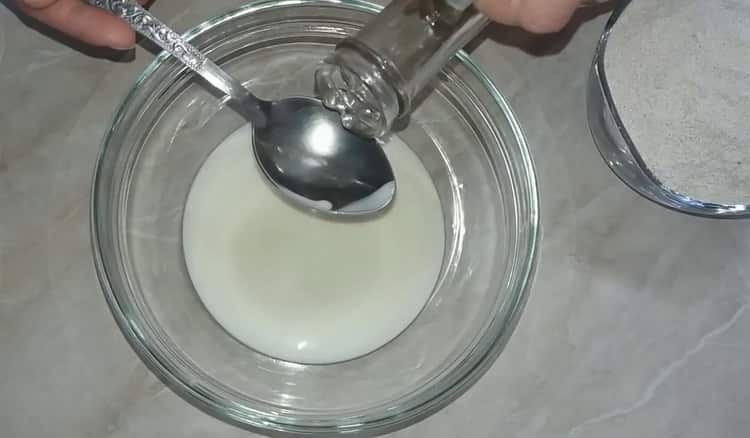 Upang makagawa ng rye cake, ihanda ang mga sangkap