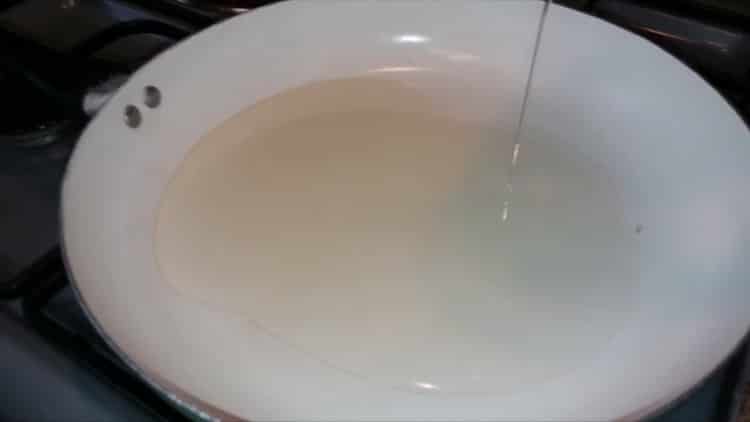 Pentru a face prăjituri de orez, încălziți tigaia