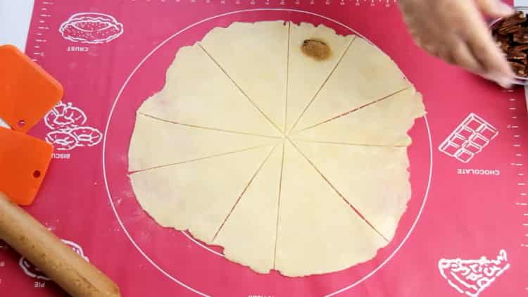 Chcete-li vyrobit bagety z listového těsta, nakrájejte těsto