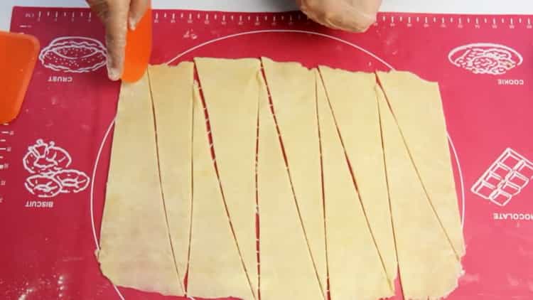 Chcete-li vyrobit bagety z listového těsta, nakrájejte těsto