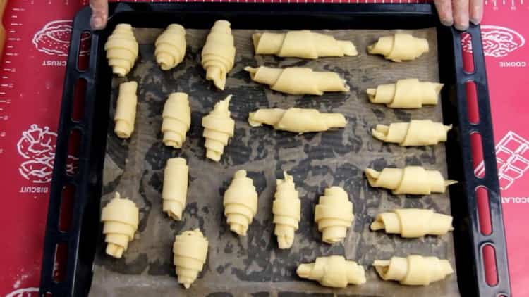 Chcete-li vyrobit bagety z listového těsta, připravte si formu