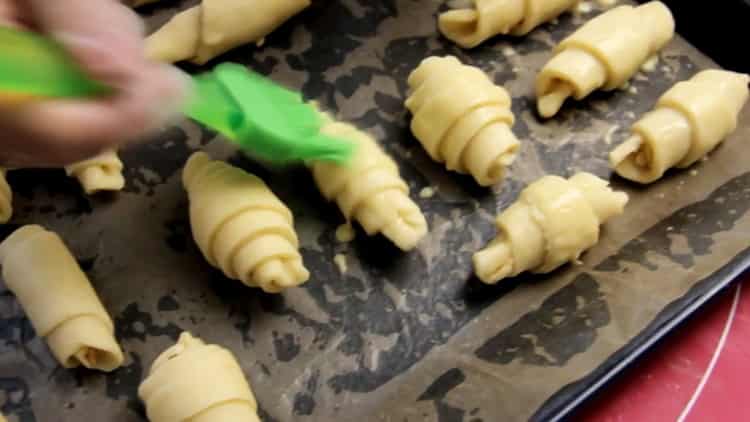 Chcete-li připravit bagety z listového těsta, namažte těsto vejcem