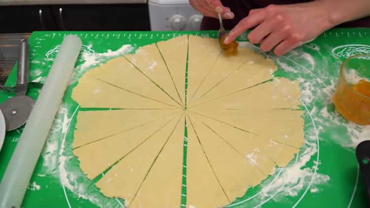 Pour préparer des bagels sur de la crème sure, mettez la garniture sur la pâte